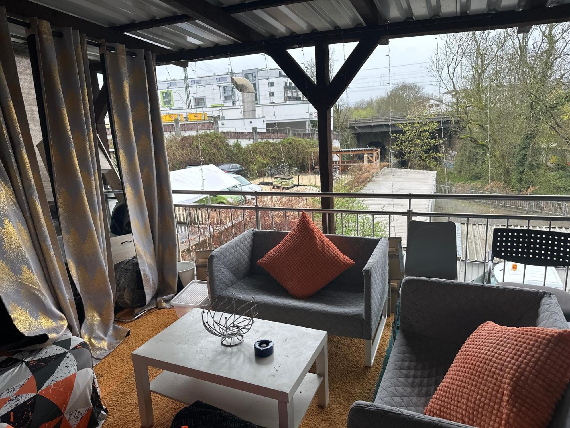Schoenes Zimmer In Bahnhofsnaehe In Einer Wohnung Mit Grosser Terrasse Giessen Bagian luar foto