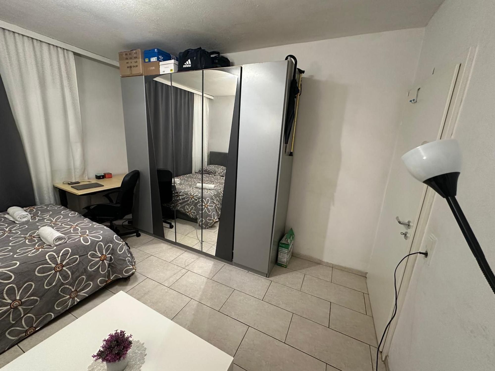 Schoenes Zimmer In Bahnhofsnaehe In Einer Wohnung Mit Grosser Terrasse Giessen Bagian luar foto